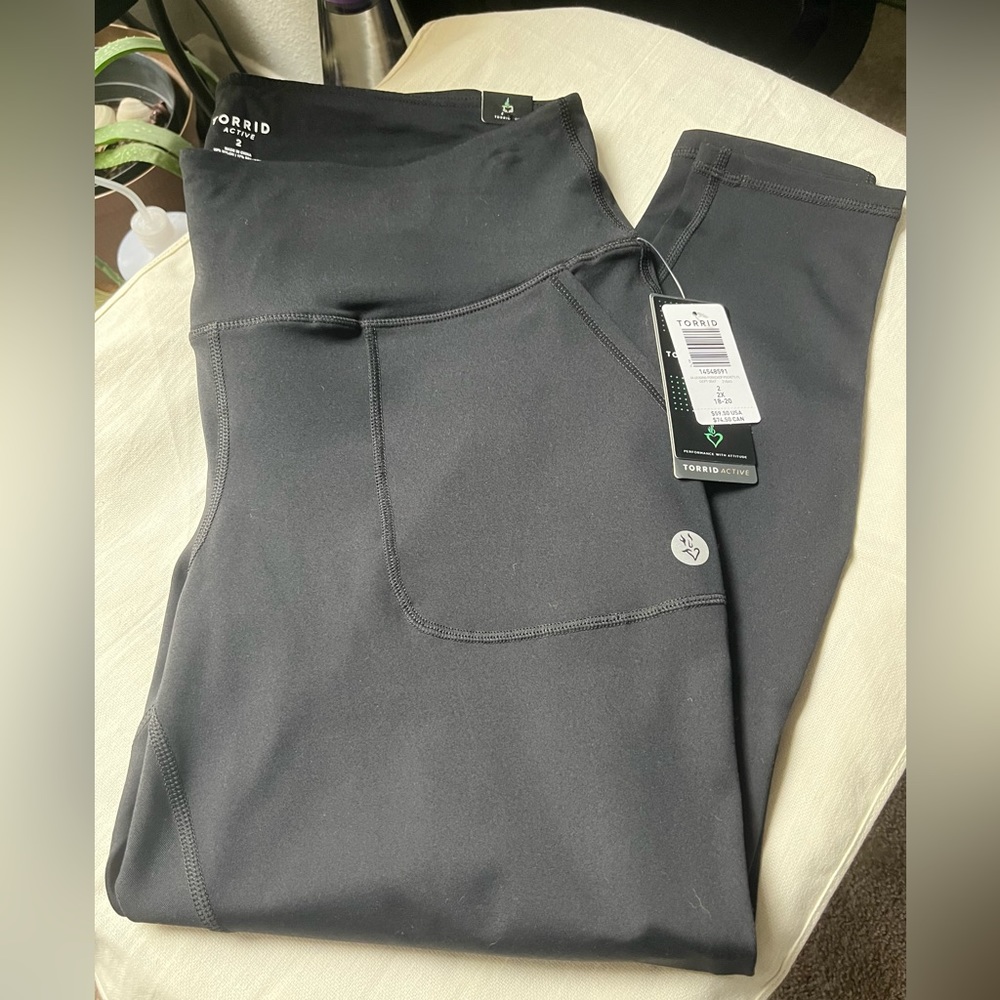 Torrid Active leggings full length black front pockets size 2